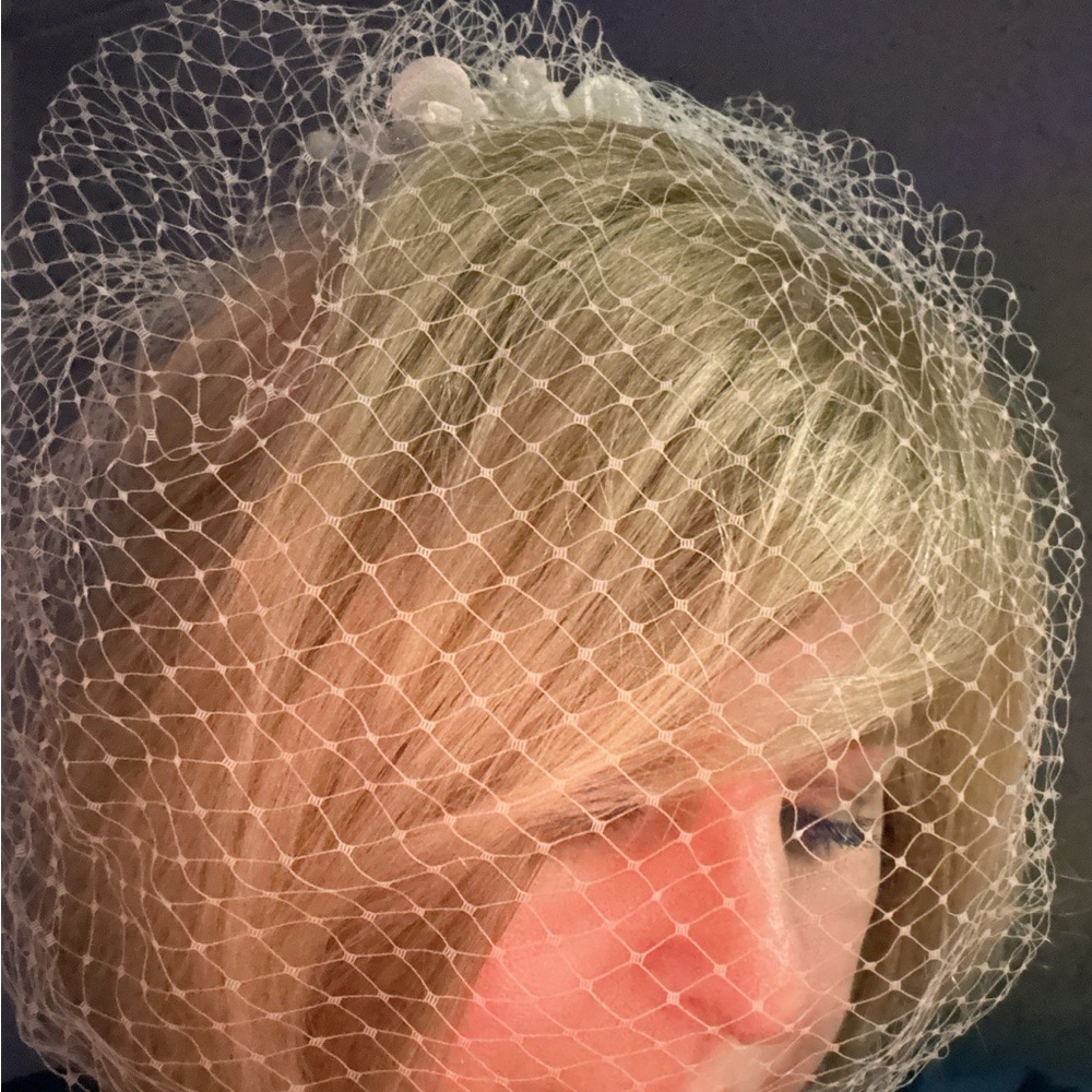 Rhinestone Flower Headpiece with birdcage - Picture 4 of 4